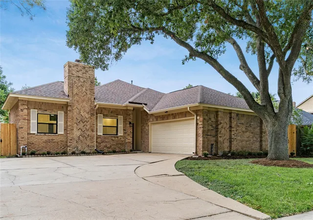 Photo 3 of Single family home for sale at 210 Mill Trl Dr, Sugar Land, TX 77498 | MLS# 12021164 | Listing updated on 2026-09-27