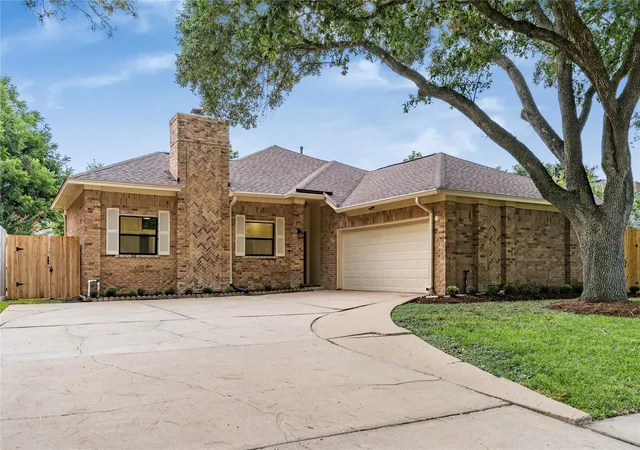 Photo 3 of Single family home for sale at 210 Mill Trl Dr, Sugar Land, TX 77498 | MLS# 12021164 | Listing updated on 2026-09-27