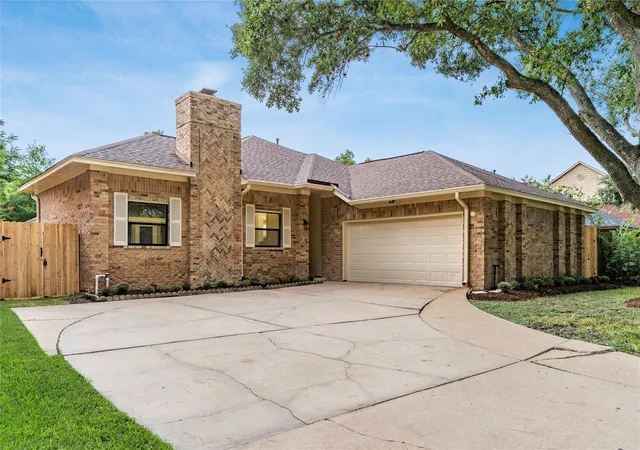 Photo 4 of Single family home for sale at 210 Mill Trl Dr, Sugar Land, TX 77498 | MLS# 12021164 | Listing updated on 2026-09-27