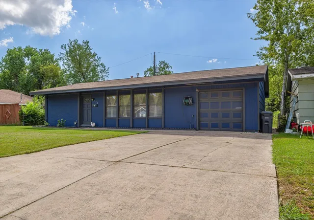 Photo 1 of Single family home for sale at 213 Highland Dr, Hitchcock, TX 77563 | MLS# 49553569 | Listing updated on 2026-09-21