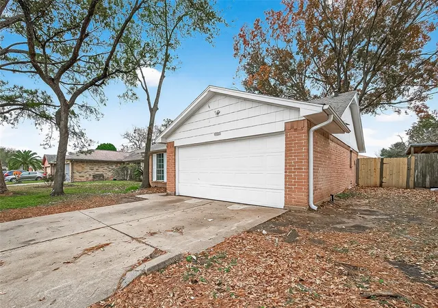 Photo 3 of Single family home for sale at 16235 La Terra Dr, Houston, TX 77083 | MLS# 11241453 | Listing updated on 2026-09-06
