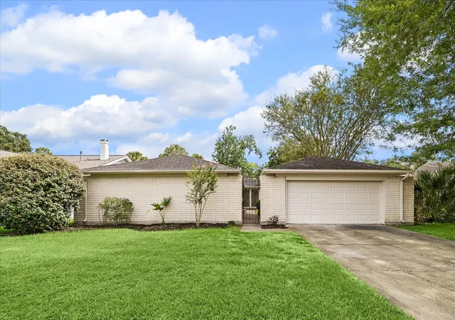 Photo 1 of Single family home for sale at 15918 Brookford Dr, Houston, TX 77059 | MLS# 39597621 | Listing updated on 2026-09-20