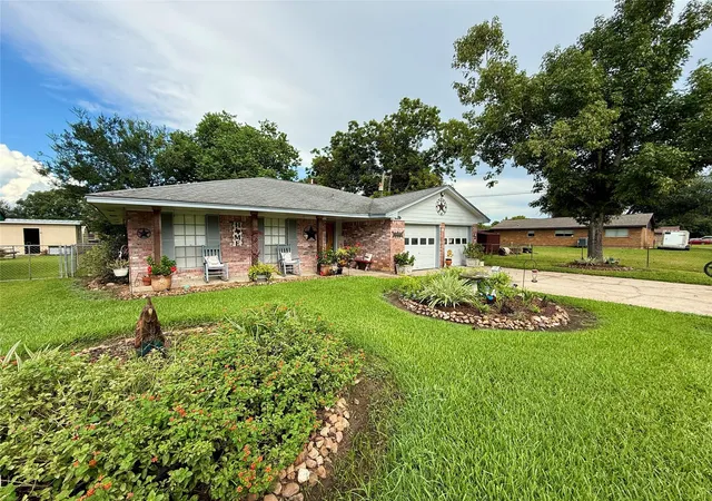 Single family home for sale at 552 Sims St, Angleton, TX 77515 | MLS# 80057803