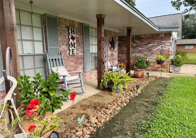 Photo 3 of Single family home for sale at 552 Sims St, Angleton, TX 77515 | MLS# 80057803 | Listing updated on 2026-10-07