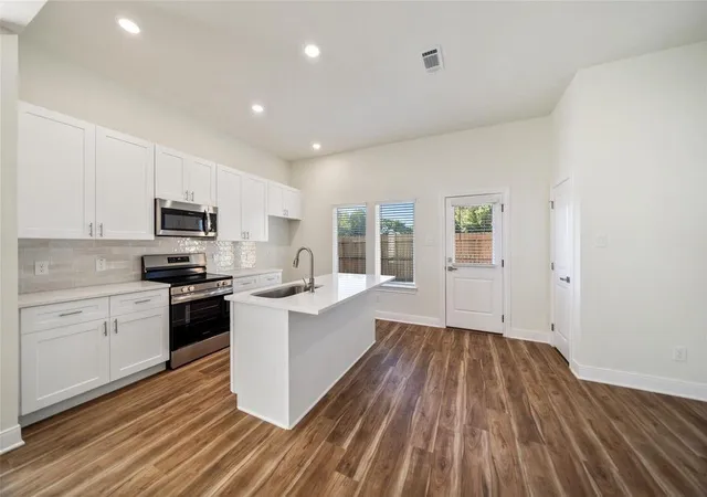 Photo 2 of Single family home for sale at 412 W Marlin St, Willis, TX 77378 | MLS# 64427686 | Listing updated on 2026-09-23