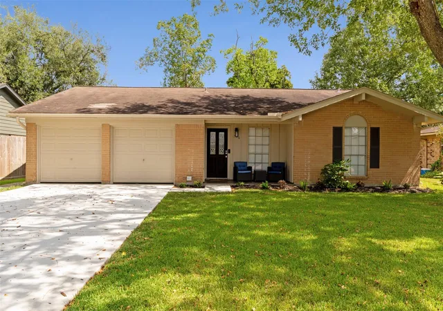 Photo 2 of Single family home for sale at 406 Christina Ln, Friendswood, TX 77546 | MLS# 21200374 | Listing updated on 2026-10-02