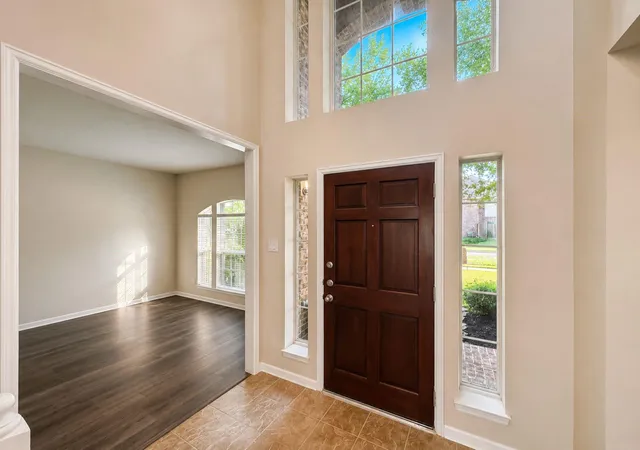 Photo 3 of Single family home for sale at 501 Falcon Lake Dr, Friendswood, TX 77546 | MLS# 84138506 | Listing updated on 2026-09-26