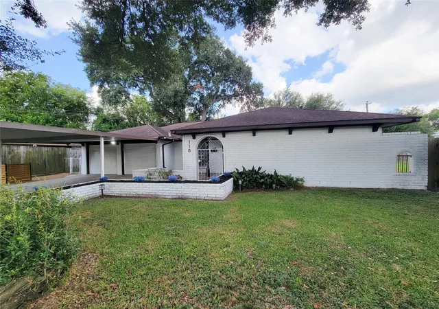 Single family home for sale at 118 W Vashti Dr, Houston, TX 77037 | MLS# 80489891
