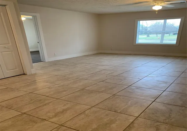 Listing Photo 4 - Condo for sale in building located at 902 Thomas Ave, Pasadena, TX 77506