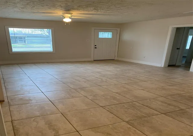 Listing Photo 5 - Condo for sale in building located at 902 Thomas Ave, Pasadena, TX 77506