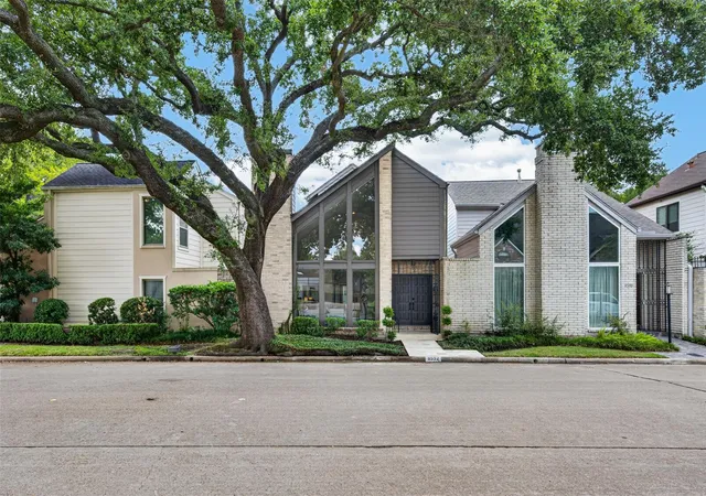 Photo 3 of Single family home for sale at 9592 Doliver Dr, Houston, TX 77063 | MLS# 56445282 | Listing updated on 2026-10-07