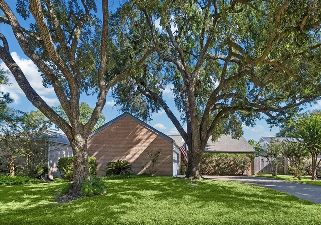 Photo 1 of Single family home for sale at 11510 Overbrook Ln, Houston, TX 77077 | MLS# 75462508 | Listing updated on 2026-09-12