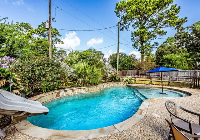 Photo 2 of Single family home for sale at 114 Elmwood St, Huntsville, TX 77320 | MLS# 62864108 | Listing updated on 2026-10-09