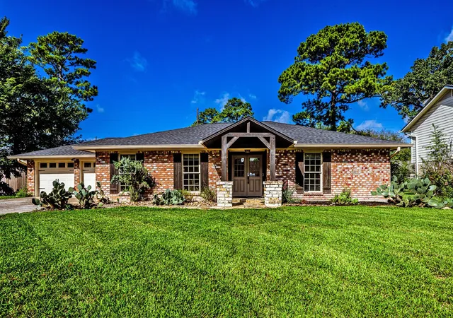 Photo 3 of Single family home for sale at 114 Elmwood St, Huntsville, TX 77320 | MLS# 62864108 | Listing updated on 2026-10-09