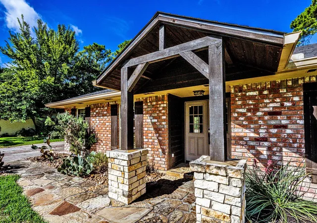 Photo 3 of Single family home for sale at 114 Elmwood St, Huntsville, TX 77320 | MLS# 62864108 | Listing updated on 2026-10-09