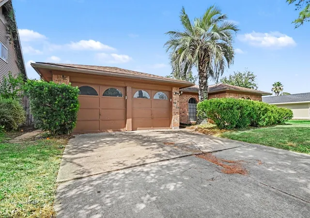 Photo 2 of Single family home for sale at 807 Voyager Dr, Houston, TX 77062 | MLS# 17854552 | Listing updated on 2026-09-16