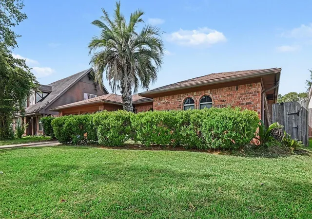 Photo 3 of Single family home for sale at 807 Voyager Dr, Houston, TX 77062 | MLS# 17854552 | Listing updated on 2026-09-16
