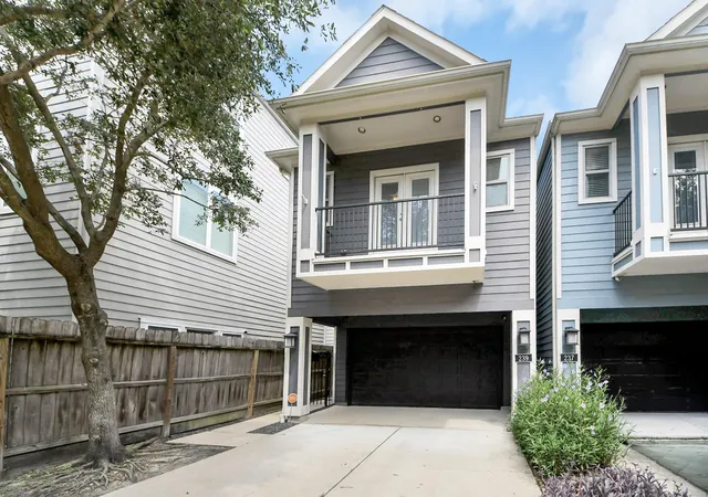 Photo 2 of Single family home for sale at 239 W 27th Street, Houston, TX 77008 | MLS# 21588492 | Listing updated on 2026-09-04
