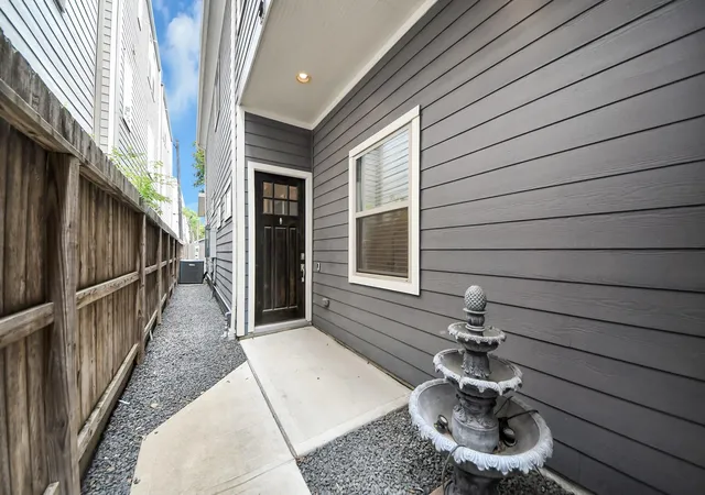 Photo 3 of Single family home for sale at 239 W 27th Street, Houston, TX 77008 | MLS# 21588492 | Listing updated on 2026-09-04