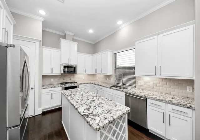 Photo 4 of Single family home for sale at 239 W 27th Street, Houston, TX 77008 | MLS# 21588492 | Listing updated on 2026-09-04