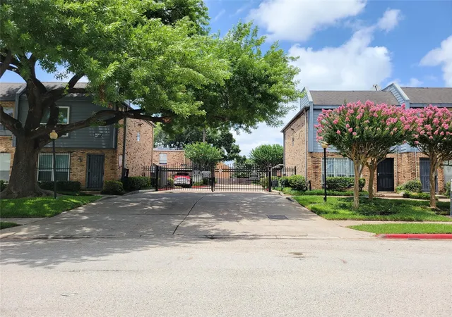 Photo 1 of Townhouse for sale at 6202 Skyline #32, Houston, TX 77057 | MLS# 86094039 | Listing updated on 2026-09-21