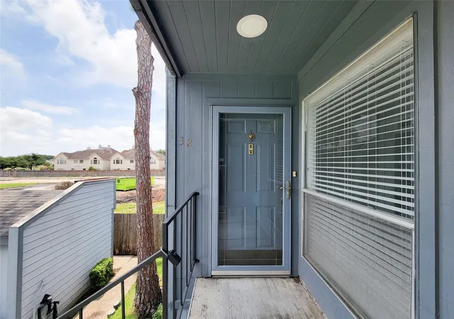 Photo 2 of Townhouse for sale at 6202 Skyline #32, Houston, TX 77057 | MLS# 86094039 | Listing updated on 2026-09-21