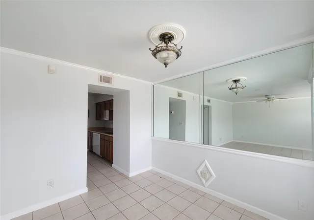 Photo 4 of Townhouse for sale at 6202 Skyline #32, Houston, TX 77057 | MLS# 86094039 | Listing updated on 2026-09-21