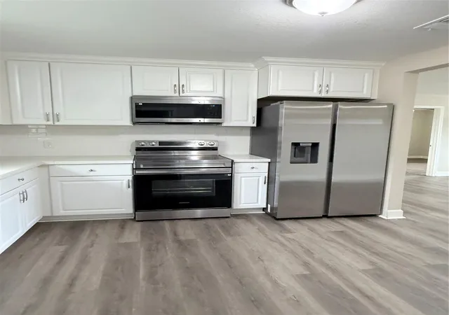 Listing Photo 5 - Condo for sale in building located at 608 County Rd 157, Alvin, TX 77511