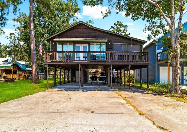 Photo 3 of Single family home for sale at 419 W Lake Shore Dr, Livingston, TX 77351 | MLS# 87845860 | Listing updated on 2026-09-02