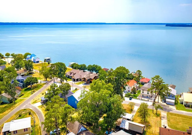 Photo 4 of Single family home for sale at 419 W Lake Shore Dr, Livingston, TX 77351 | MLS# 87845860 | Listing updated on 2026-09-02