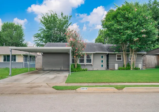Photo 2 of Single family home for sale at 1918 Huge Oaks St, Houston, TX 77055 | MLS# 29365604 | Listing updated on 2026-09-24