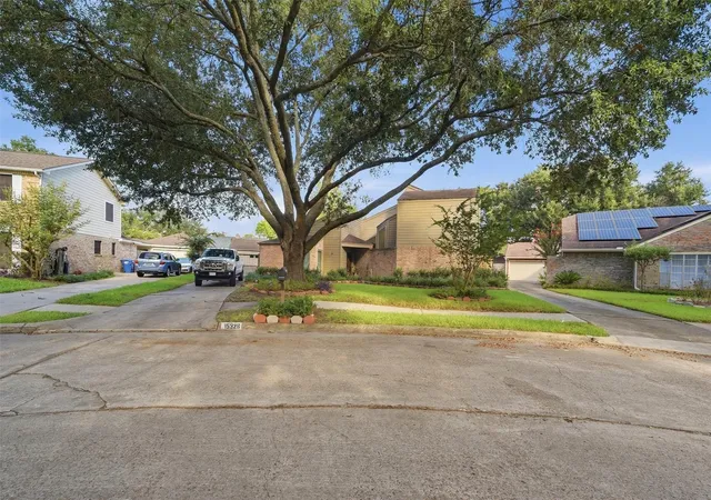 Photo 2 of Single family home for sale at 15326 La Mancha Dr, Houston, TX 77083 | MLS# 33694562 | Listing updated on 2026-09-18