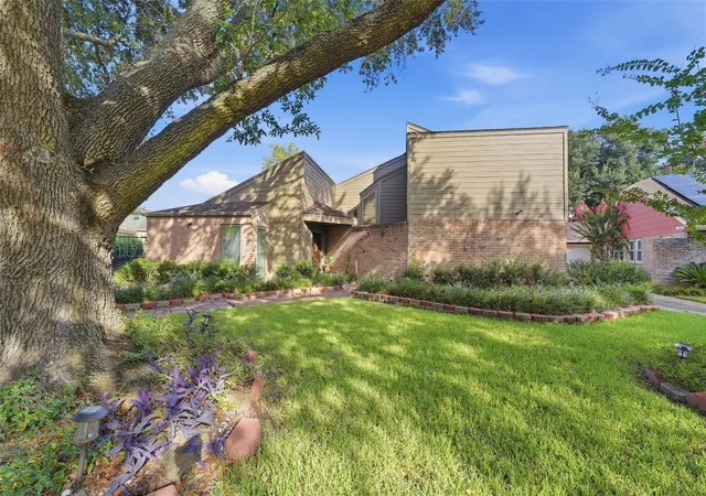 Photo 3 of Single family home for sale at 15326 La Mancha Dr, Houston, TX 77083 | MLS# 33694562 | Listing updated on 2026-09-18