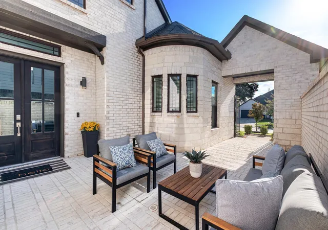 Photo 2 of Single family home for sale at 98 Dorado Dr, Friendswood, TX 77546 | MLS# 93257209 | Listing updated on 2026-09-26