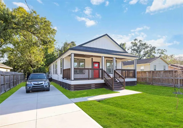 Photo 2 of Single family home for sale at 813 Fortune St, Houston, TX 77088 | MLS# 38694677 | Listing updated on 2026-09-08