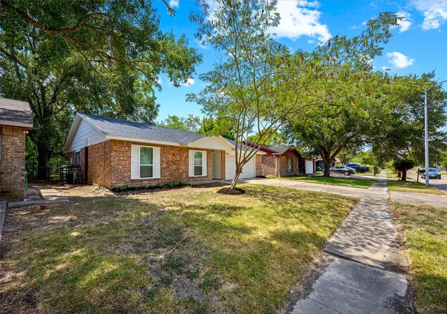 Photo 2 of Single family home for sale at 4923 Beechaven St, Houston, TX 77053 | MLS# 26812079 | Listing updated on 2026-09-04