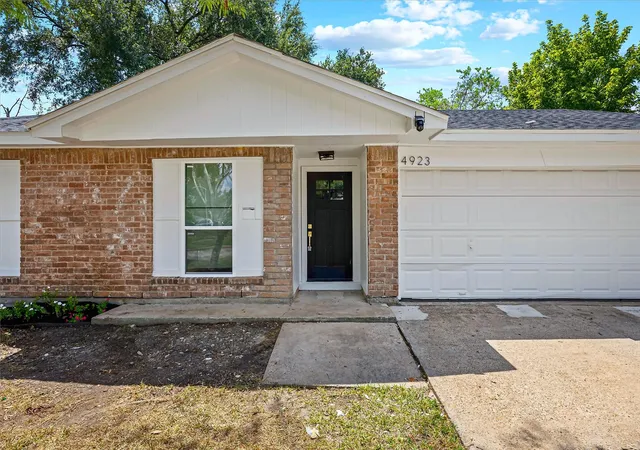 Photo 3 of Single family home for sale at 4923 Beechaven St, Houston, TX 77053 | MLS# 26812079 | Listing updated on 2026-09-04