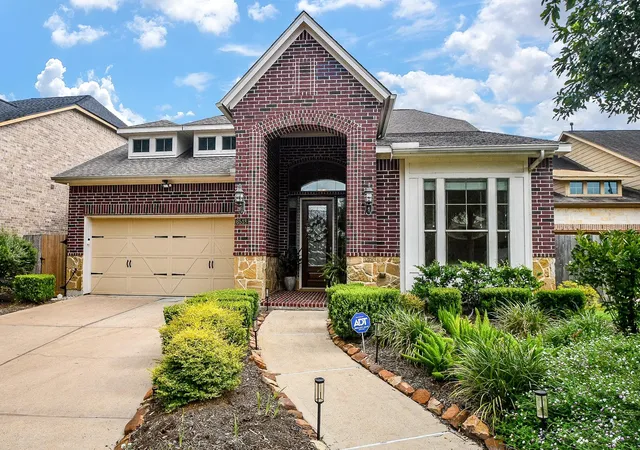 Photo 2 of Sale Pending at 6518 Monrovia Ln, Sugar Land, TX 77479 | MLS# 44496741 | Listing updated on 2026-09-23
