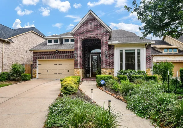 Photo 3 of Sale Pending at 6518 Monrovia Ln, Sugar Land, TX 77479 | MLS# 44496741 | Listing updated on 2026-09-23