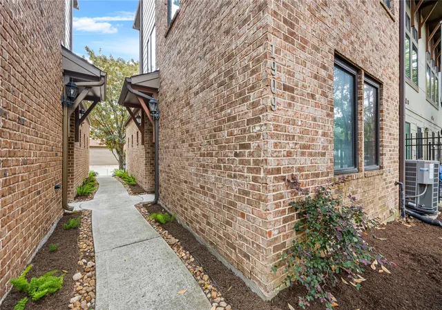 Photo 1 of Townhouse for sale at 1909 Summer St, Houston, TX 77007 | MLS# 30862547 | Listing updated on 2026-10-08