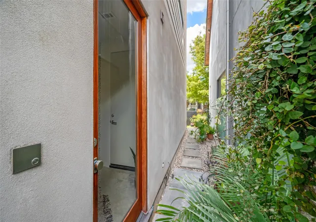 Photo 2 of Single family home for sale at 730 Tulane St #A, Houston, TX 77007 | MLS# 73624969 | Listing updated on 2026-09-17