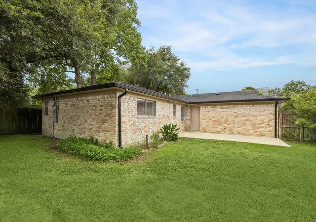Photo 4 of Single family home for sale at 511 Debbie Ln, Alvin, TX 77511 | MLS# 5109019 | Listing updated on 2026-09-19