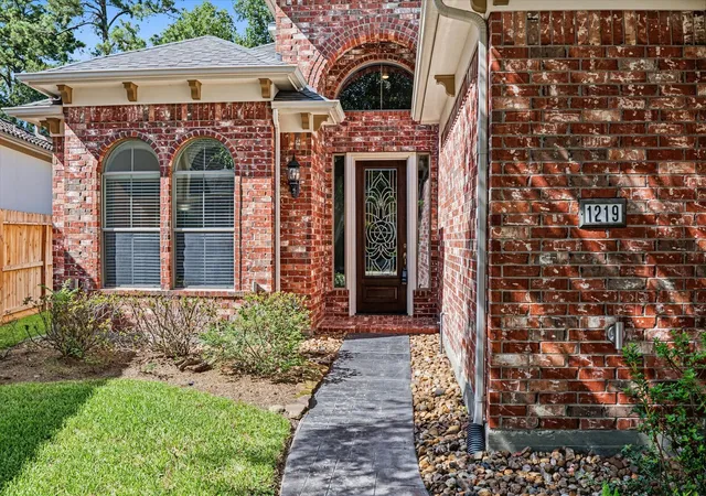 Photo 2 of Single family home for sale at 1219 Hamlet Way, Kingwood, TX 77339 | MLS# 37090926 | Listing updated on 2026-09-21