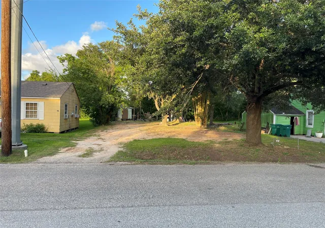 Photo 4 of Land for sale at 307 Ross St, La Marque, TX 77568 | MLS# 19257337 | Listing updated on 2026-09-10