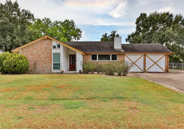 Photo 1 of Single family home for sale at 114 Persimmon Ln, Lake Jackson, TX 77566 | MLS# 56028340 | Listing updated on 2026-09-09