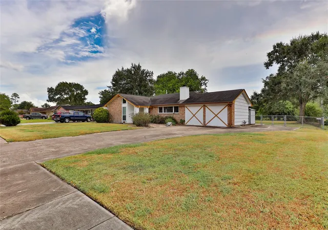 Photo 2 of Single family home for sale at 114 Persimmon Ln, Lake Jackson, TX 77566 | MLS# 56028340 | Listing updated on 2026-09-09