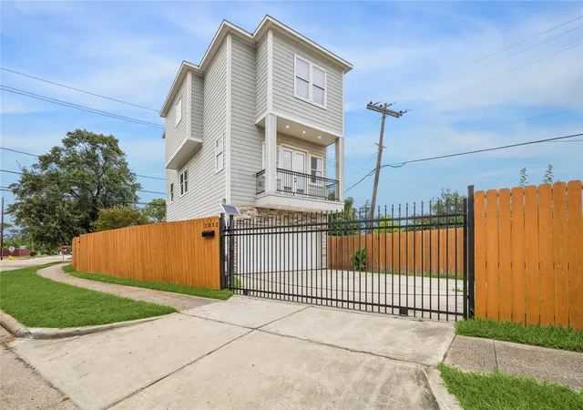 Single family home for sale at 2032 Spenwick Dr, Houston, TX 77055 | MLS# 98253674