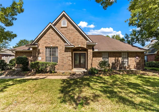 Photo 1 of Sale Pending at 55 Silver Lace Ct, Lake Jackson, TX 77566 | MLS# 2044146 | Listing updated on 2026-10-06