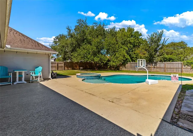 Photo 2 of Sale Pending at 55 Silver Lace Ct, Lake Jackson, TX 77566 | MLS# 2044146 | Listing updated on 2026-10-06