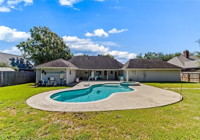 Photo 3 of Sale Pending at 55 Silver Lace Ct, Lake Jackson, TX 77566 | MLS# 2044146 | Listing updated on 2026-10-06